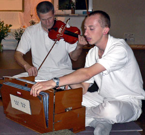 Beim Musizieren mit indischem Harmonium